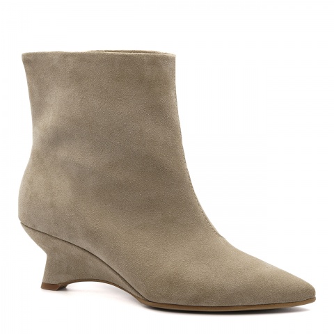 Beżowe welurowe botki na niskiej koturnie 210B