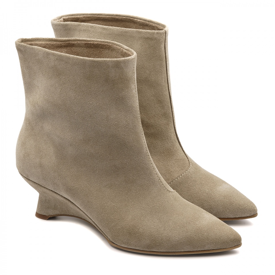 Beżowe welurowe botki na niskiej koturnie 210B