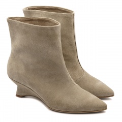 Beżowe welurowe botki na niskiej koturnie 210B