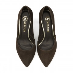 Czekoladowe zamszowe szpilki ze ściętą cholewką 92Y