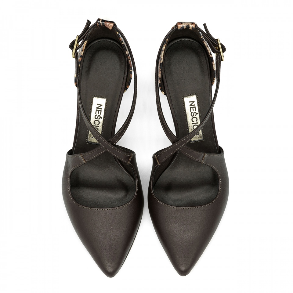 Czekoladowe skórzane szpilki z paskami 107E