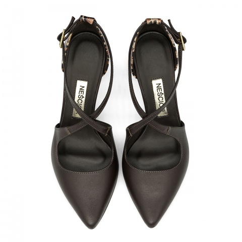 Czekoladowe sk&oacute;rzane szpilki z paskami 107E