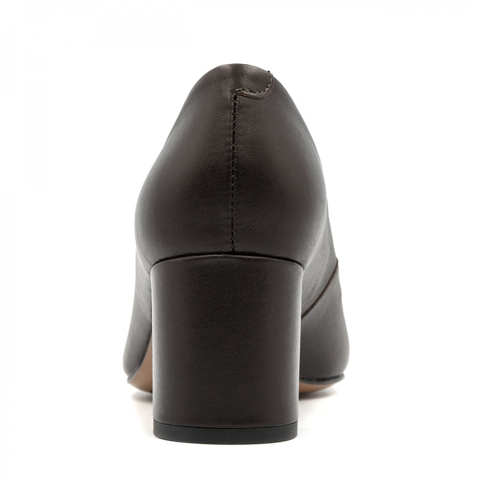 Czekoladowe czółenka na niskim słupku 110C