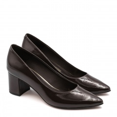 Brązowe lakierowane czółenka na niskim słupku 110C