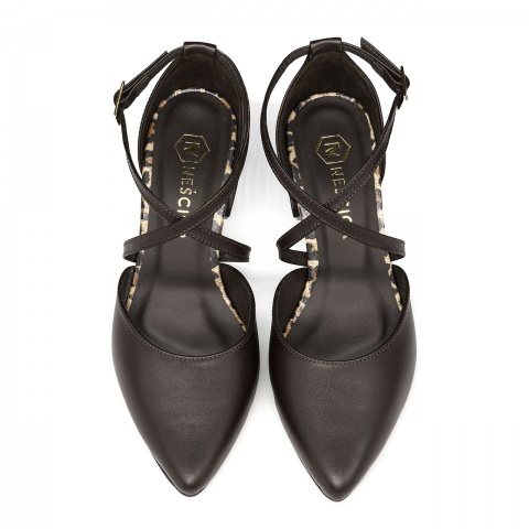 Czekoladowe sk&oacute;rzane otwarte cz&oacute;łenka 230E