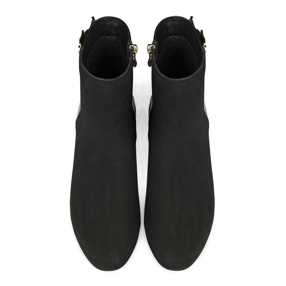 Czarne zamszowe botki z klamrami 5AD28915525Z