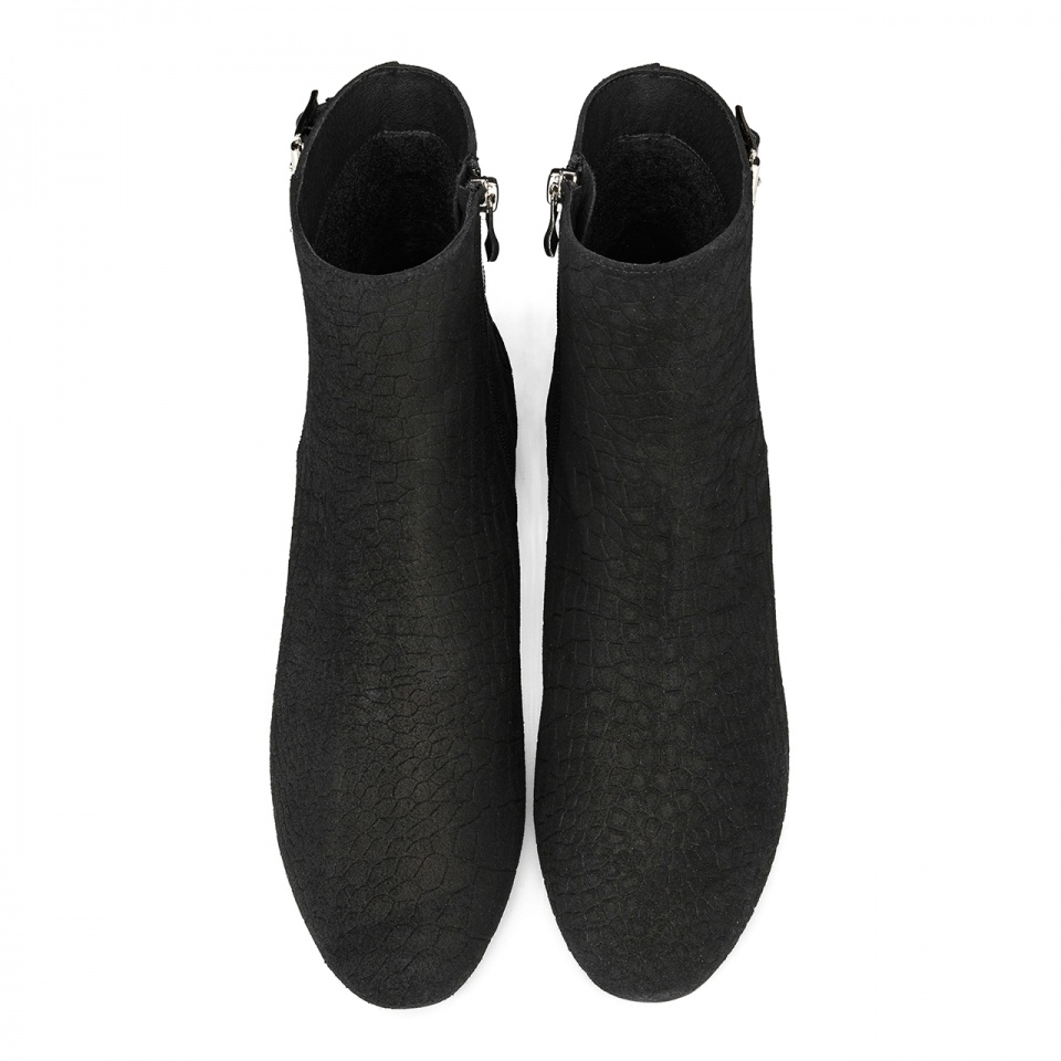 Czarne zamszowe botki z klamrami 5AD28915525Z