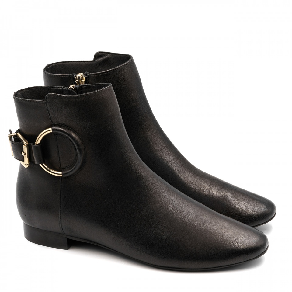 Czarne skórzane botki z klamrą 5AD28915325Z