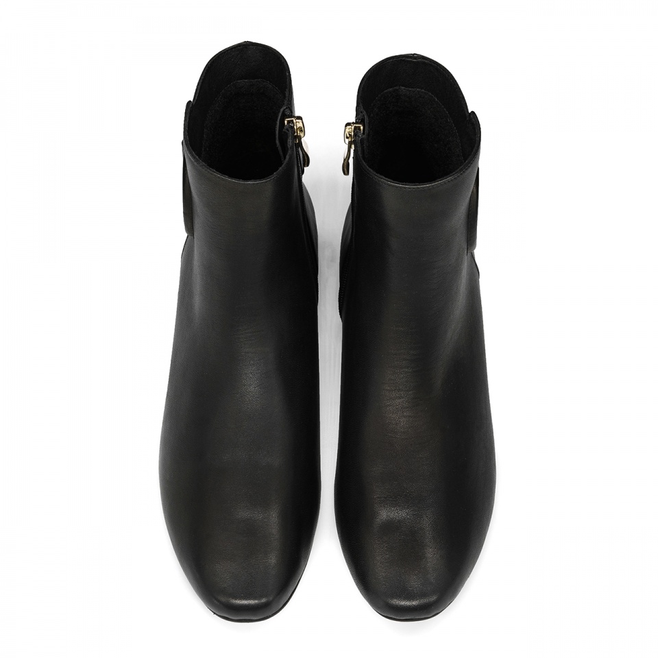 Czarne skórzane botki z klamrą 5AD28915325Z