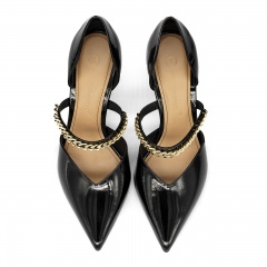 Czarne lakierowane czółenka 5AD00167023L