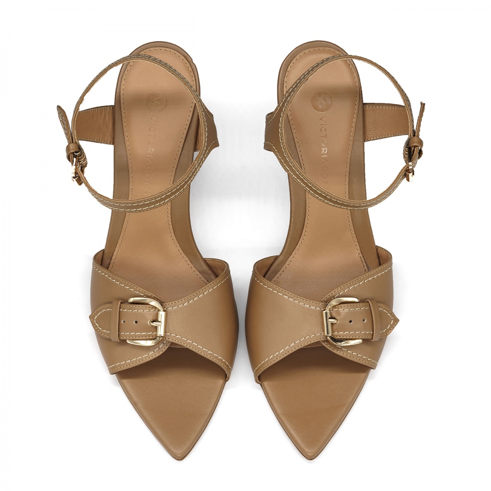 Karmelowe skórzane sandały z klamrą 5AD6936926L