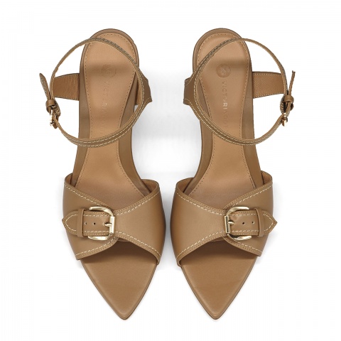 Karmelowe sk&oacute;rzane sandały z klamrą 5AD6936926L