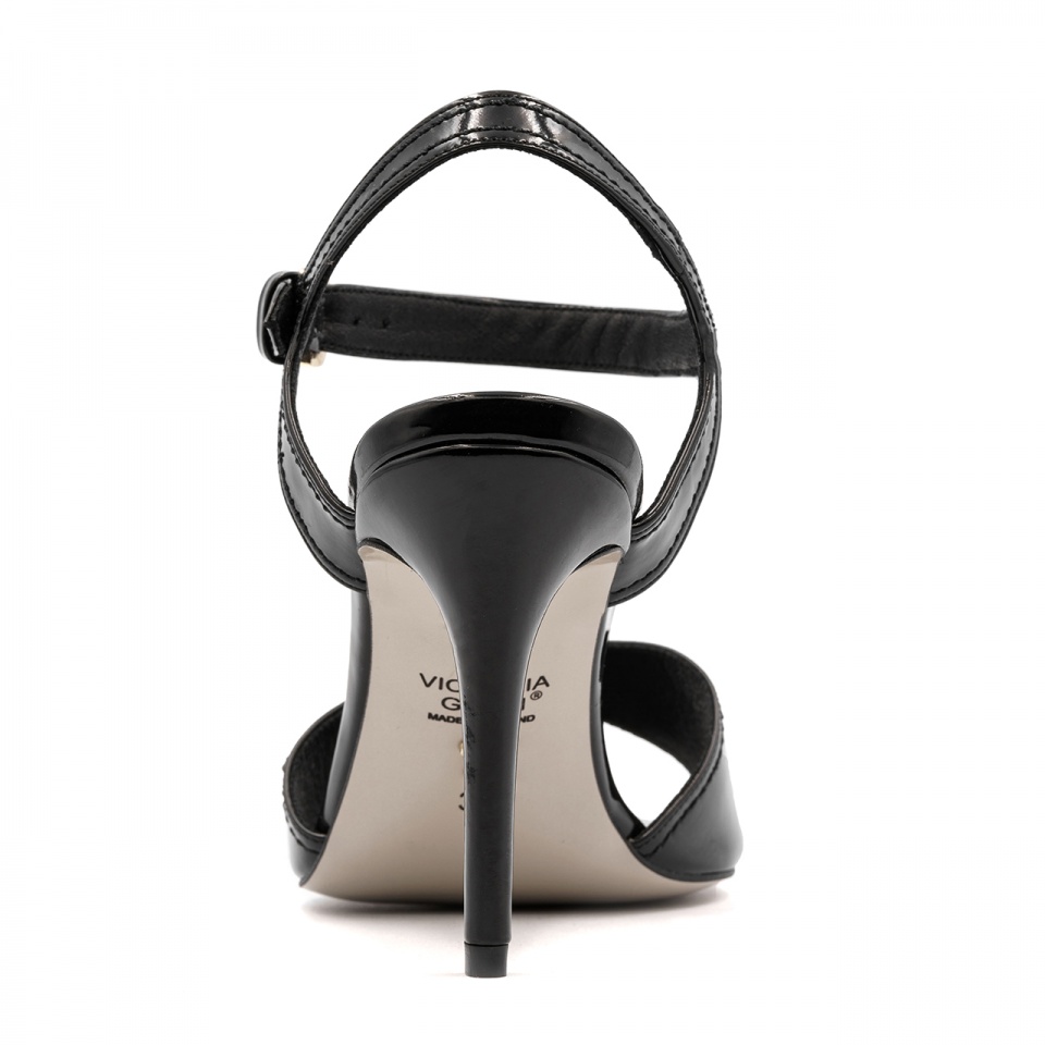 Czarne lakierowane sandały z klamrą 5AD6936926L