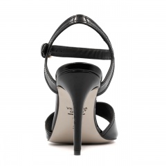 Czarne lakierowane sandały z klamrą 5AD6936926L