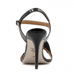 Czarne lakierowane sandały 5AD6936826L