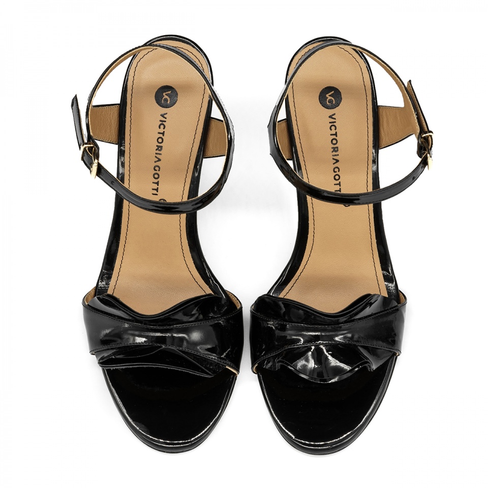 Czarne lakierowane sandały 5AD6936826L