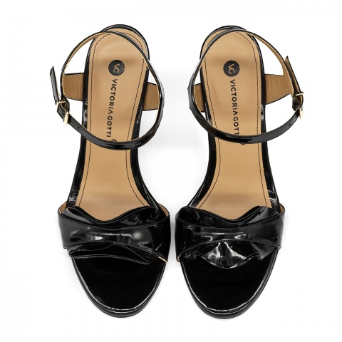 Czarne lakierowane sandały 5AD6936826L