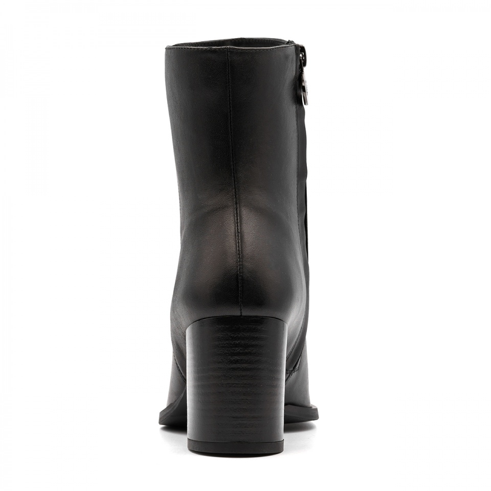 Czarne skórzane klasyczne botki 5AD185474122Z