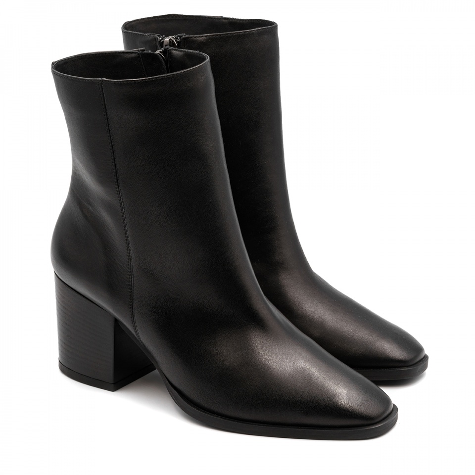 Czarne skórzane klasyczne botki 5AD185474122Z