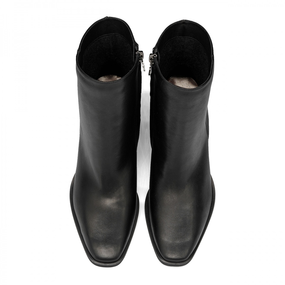 Czarne skórzane klasyczne botki 5AD185474122Z