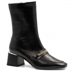 Czarne skórzane botki z łańcuszkiem 5AD185408723Z