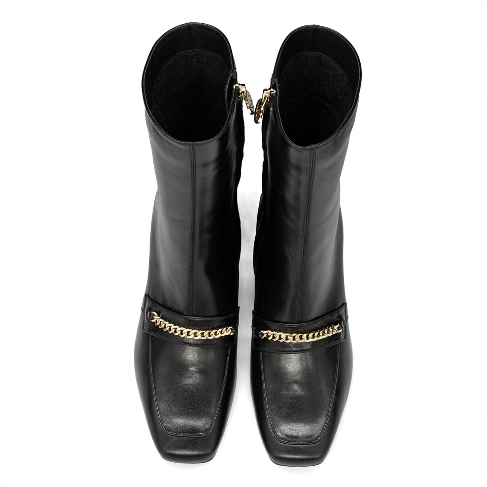 Czarne skórzane botki z łańcuszkiem 5AD185408723Z