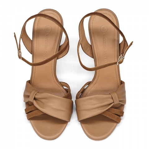 Karmelowe sk&oacute;rzane sandały 5AD001816525L