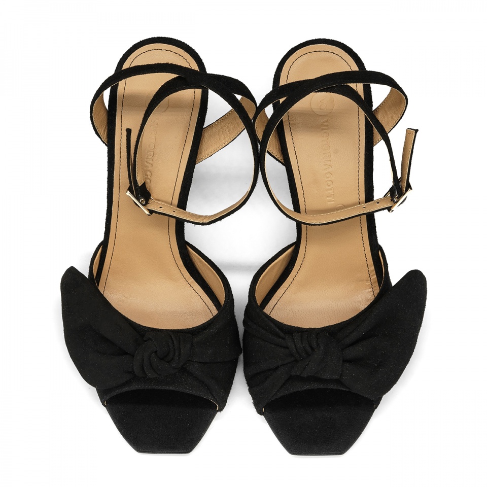 Czarne zamszowe sandały z kokardą 5AD001816225L