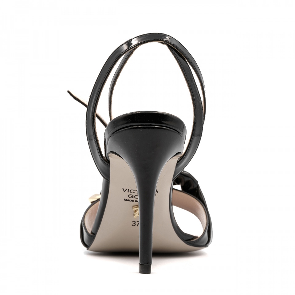 Czarne lakierowane sandały 5AD6936523L