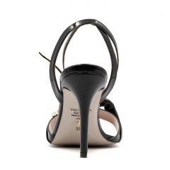 Czarne lakierowane sandały 5AD6936523L