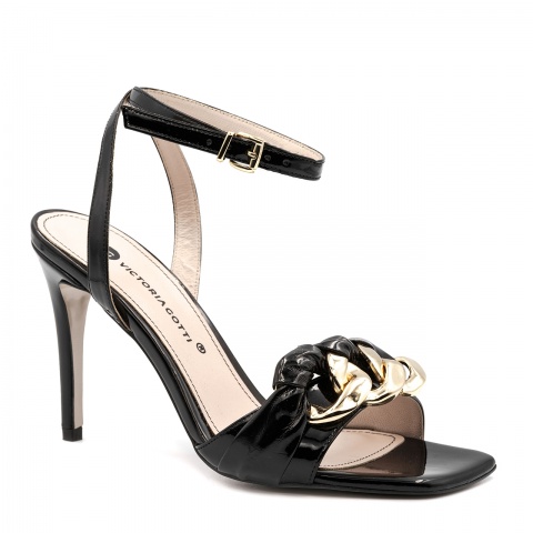 Czarne lakierowane sandały 5AD6936523L