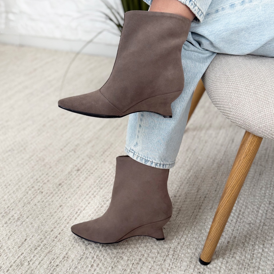 Kawowe welurowe botki na niskiej koturnie 210B