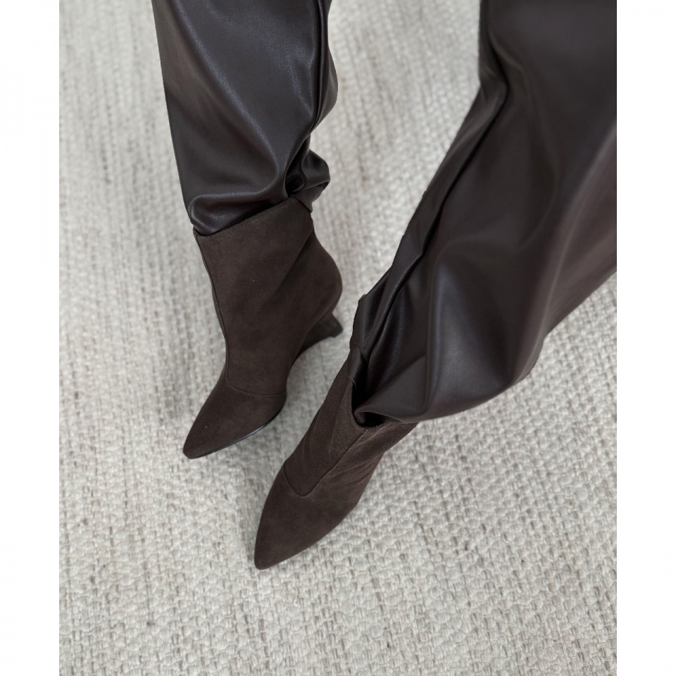 Brązowe welurowe botki na niskiej koturnie 210B