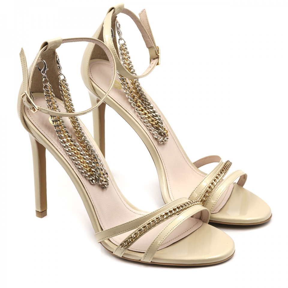 Ecru sandały z łańcuszkiem 5AD001812323L