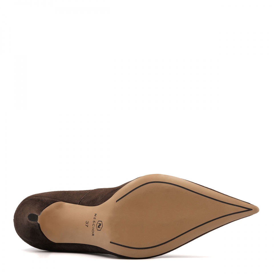 Czekoladowe zamszowe szpilki z długim czubem 142B