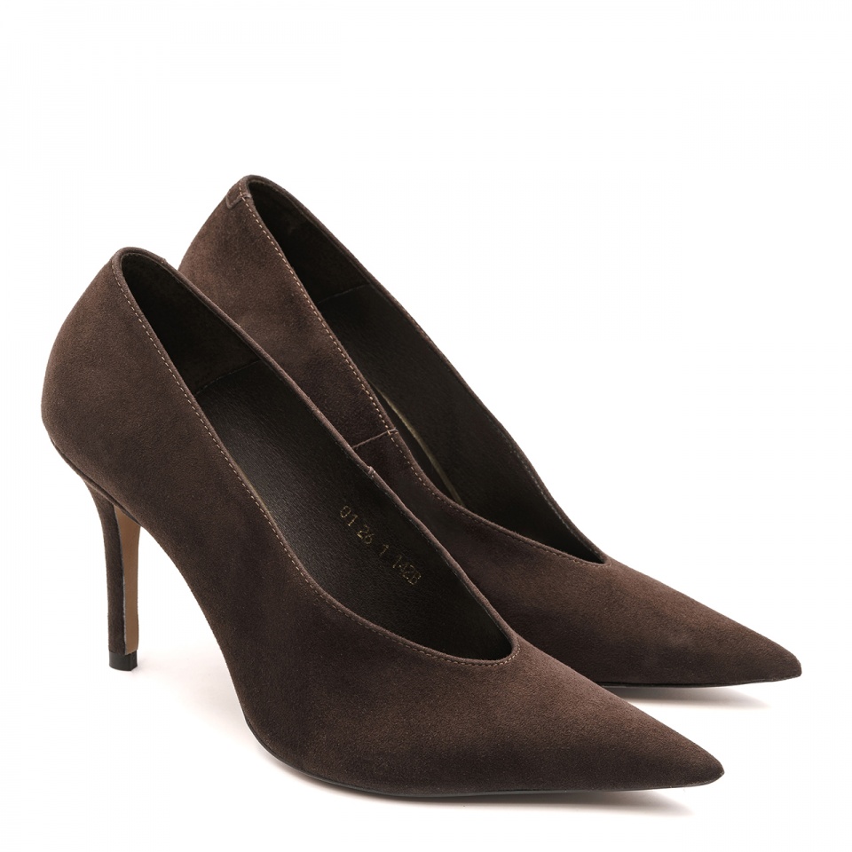 Czekoladowe zamszowe szpilki z długim czubem 142B