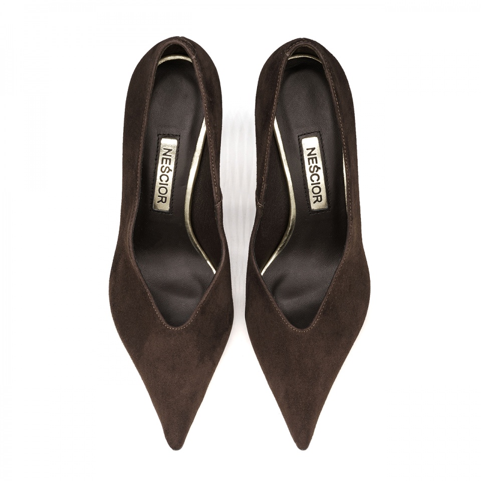 Czekoladowe zamszowe szpilki z długim czubem 142B