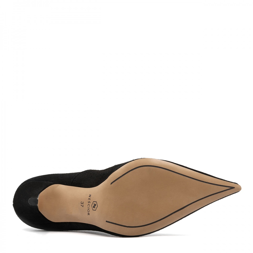 Czarne zamszowe szpilki z długim czubem 142B