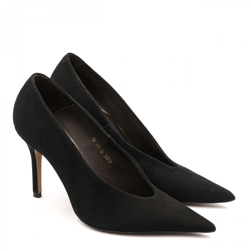 Czarne zamszowe szpilki z długim czubem 142B