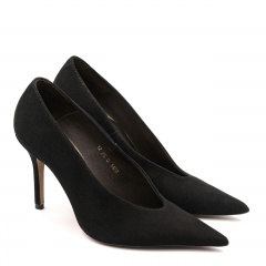 Czarne zamszowe szpilki z długim czubem 142B