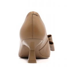 Karmelowe skórzane czółenka z kokardą 210E