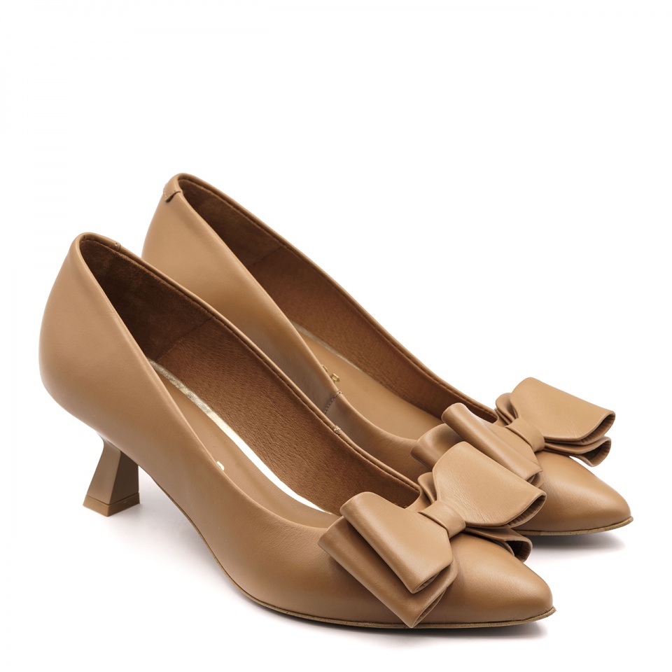 Karmelowe skórzane czółenka z kokardą 210E