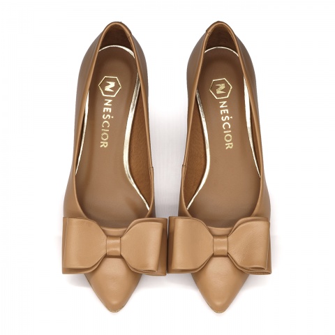 Karmelowe sk&oacute;rzane cz&oacute;łenka z kokardą 210E