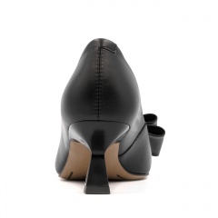 Czarne skórzane czółenka z kokardą 210E