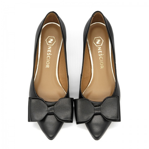 Czarne sk&oacute;rzane cz&oacute;łenka z kokardą 210E