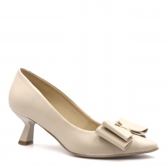 Beżowe skórzane czółenka z kokardą 210E