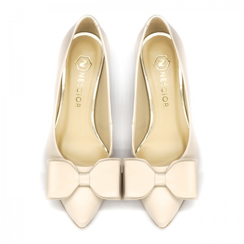 Beżowe sk&oacute;rzane cz&oacute;łenka z kokardą 210E