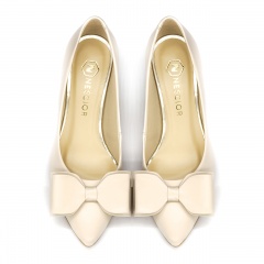 Beżowe skórzane czółenka z kokardą 210E