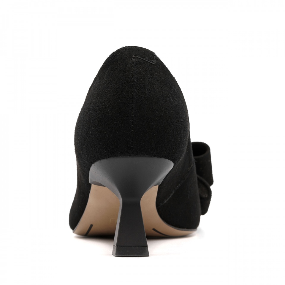 Czarne zamszowe czółenka z kokardą 210E