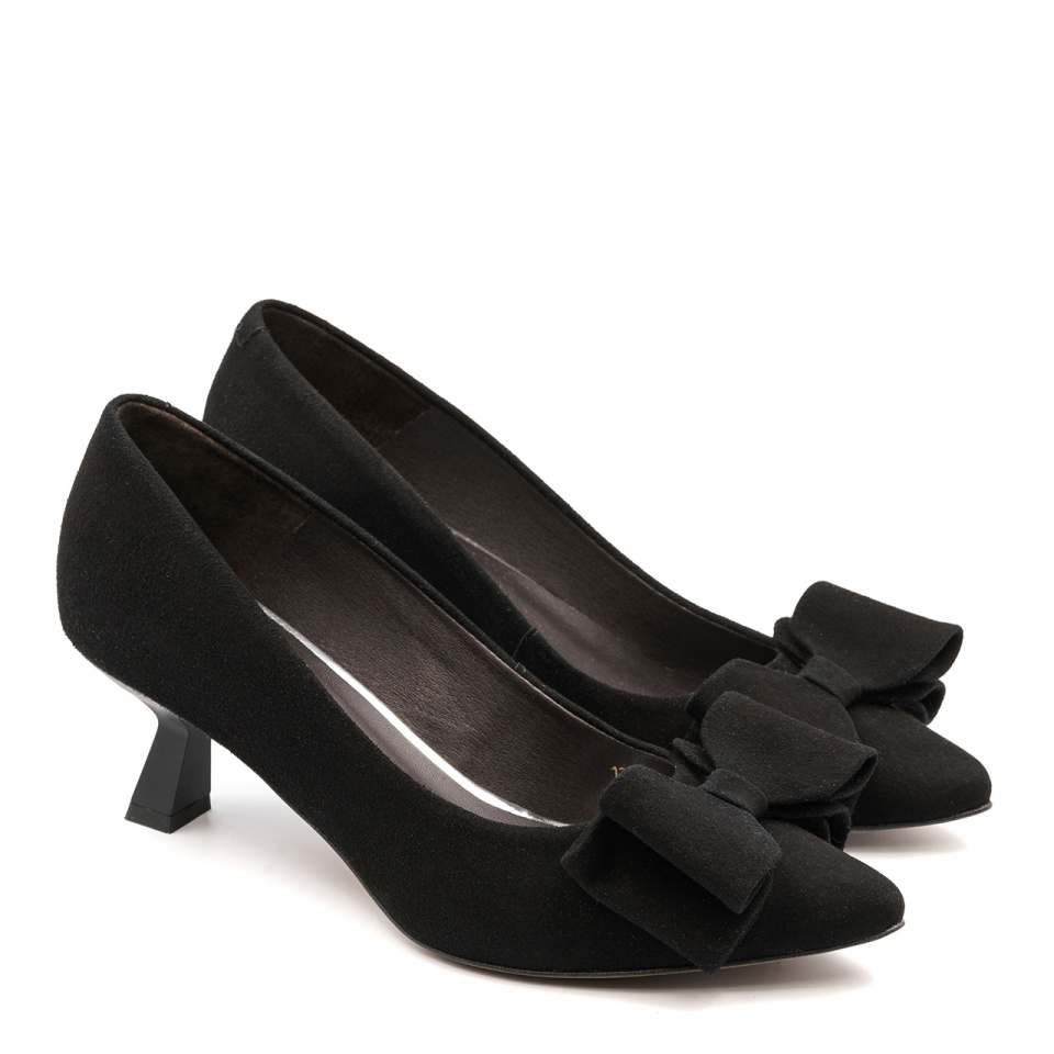 Czarne zamszowe czółenka z kokardą 210E